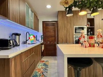 Casa en Venta en Huechuraba 5 dormitorios 4 baños