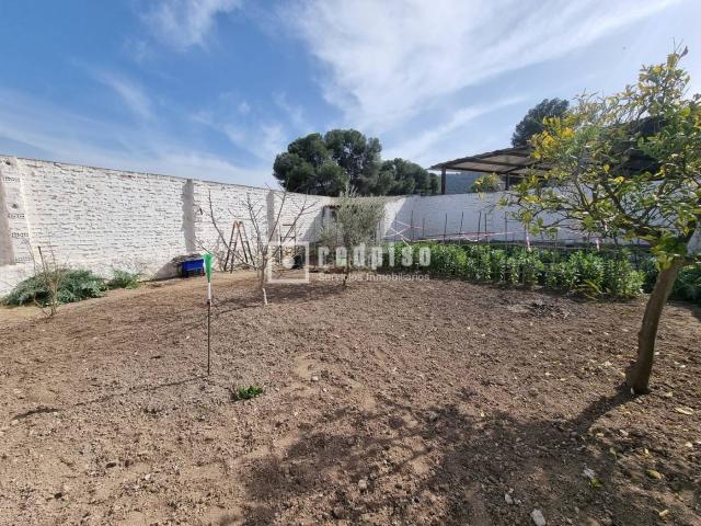 Casa en venta en Humilladero. HUMILLADERO LA INVERSIÓN QUE CRECE SOLA. AMPLIA CASA CON JARDÍN Y FUTURO ASEGURADO. Casas.