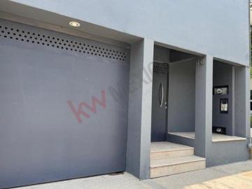 Casa en venta en Hacienda de las Palmas,Interlomas, jardín y 4 cocheras cubiertas