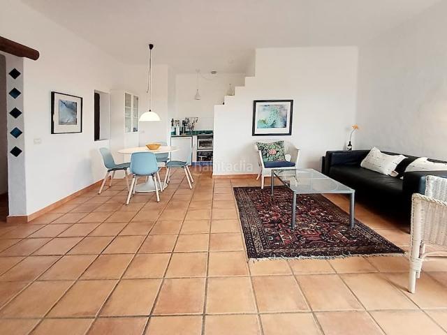 Casa en venta en Haría, Mala. Chalet independiente dividida en 3 apartamentos. Casas.