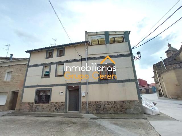 Casa en venta en Herramélluri. CASA DE PUEBLO CON GRAN TERRAZA Y LISTA PARA ENTRAR A VIVIR EN HERRAMELLURI, CON TODOS LOS SERVICIOS. Casas.