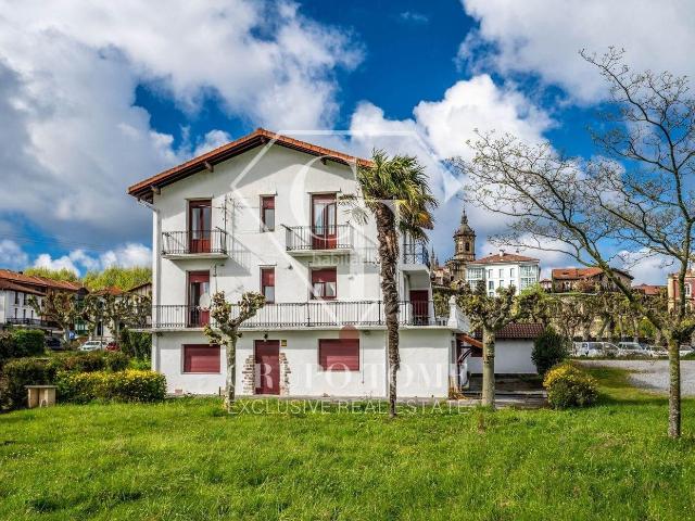 Casa en venta en Hondarribia. Casa independiente en Hondarribia con 3 viviendas y gran potencial. Casas.