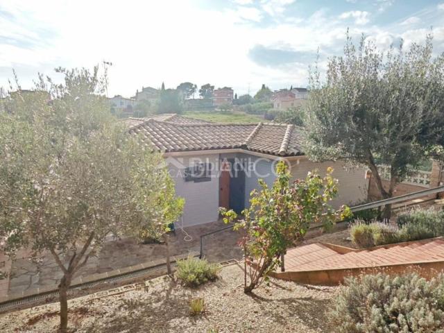 Casa en venta en Hostalets de Pierola Els. CASA DE UNA SOLA PLANTA CON 5 HABITACIONES. Casas Hostalets de Pierola.