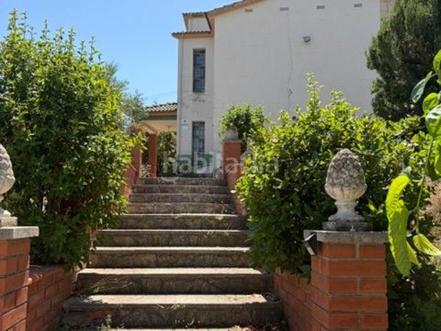 Casa en venta en Hostalets de Pierola Els. Casa independiente de 186 m2 en parcela de 3095, con piscina, arboles frutales y jardin. 3 habiaciones. 1 baño. garaje. piscina. Casas Hostalets de.