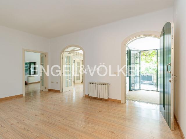 Casa en venta en Hoyo de Manzanares. Exclusiva casa de piedra en una sola planta. Casas Hoyo de.