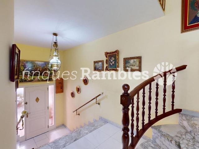 Casa en venta en Igualada, Poble Sec. CASA UNICA A SET CAMINS. Casas.