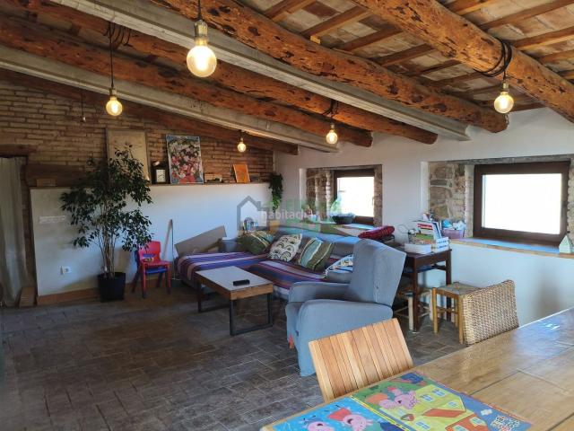 Casa en venta en Igualada, Poble Sec. Masía en venta de 700 m2, con 2.800m² de jardín llano, para entrar a vivir la parte reformada, con cédula y certificado energético. Casas.