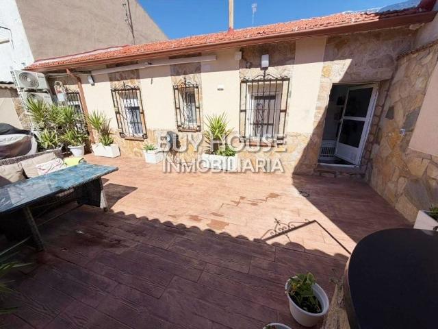 Casa en venta en Illescas, Estación Cruz Roja. PRECIOSA Y MODERNA CASA BAJA DE UNA SOLA PLANTA TOTALMENTE REFORMADA CON ESPECTACULAR PATIO EN ILLESCAS. Casas.
