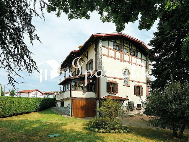 Casa en venta en Irun, Pinar Anaka Belaskoenea. Gran villa de 4 plantas con jardín en Anaka. Casas.