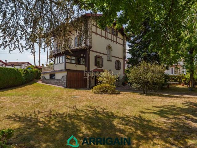 Casa en venta en Irun, Pinar Anaka Belaskoenea. Se vende magnífica villa individual con jardín en Irún. Casas.