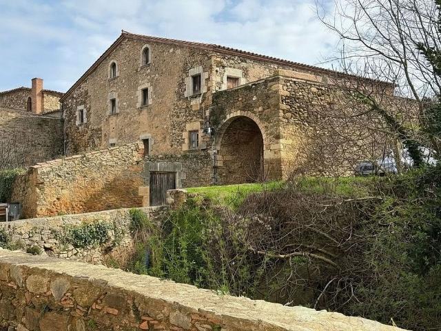 Casa en venta en Juià, de 1.124 m² 1 habitación por 790.000