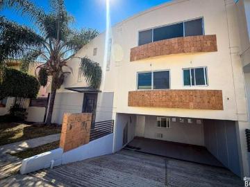Casa en Venta en Jardín Real, Zapopan | Coto 8, 4 Autos y 320 m² Construcción
