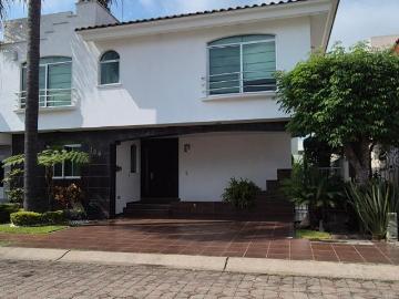 Casa en venta en JARDIN REAL Zapopan con 4 RECAMARAS, DOBLE ALTURA, JARDIN