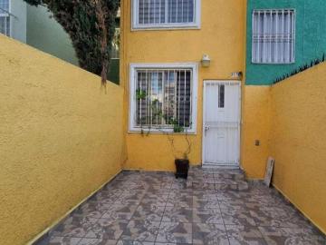 Casa en venta en Jardines del Nilo, Guadalajara. Recamara y baño pb