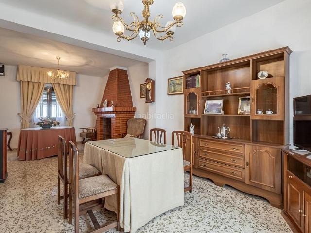Casa en venta en Jayena. Amplia casa adosada de 5 dormitorios con patios, balcón y gran potencial en Jayena, Granada. Casas.