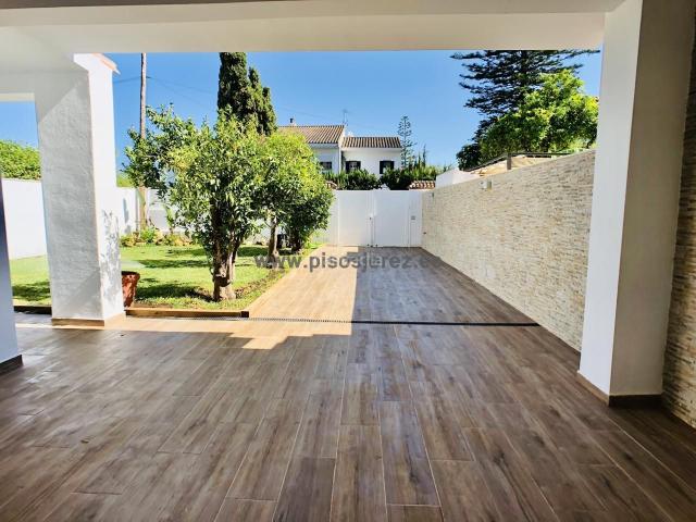Casa en venta en Jerez de la Frontera, Montealto. Montealto casa con jardín. Casas Jerez de la.