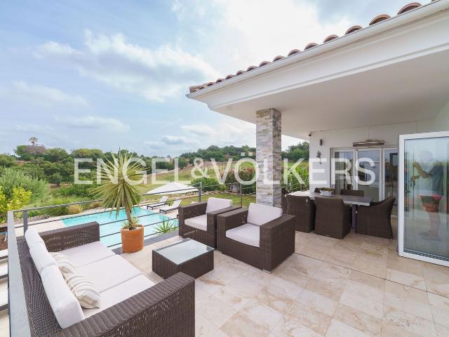 Casa en venta en Jerez de la Frontera, El Rocío La Milagrosa. Espectacular Villa de Lujo en Montecastillo Exclusividad, privacidad y Confort junto al campo de Golf. Casas Jerez de la.