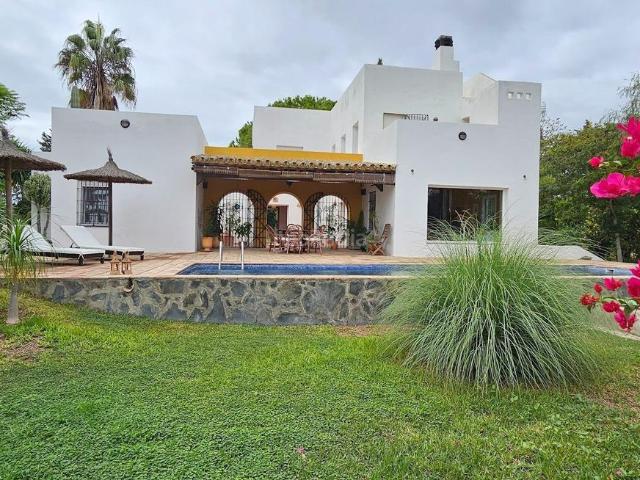 Casa en venta en Jerez de la Frontera, Parque Atlántico Ronda este. Chalet independiente en Montealegre Alto, Jerez Parcela urbana de 2.579 m2 Entorno protegido Licencia turística activa. Casas.