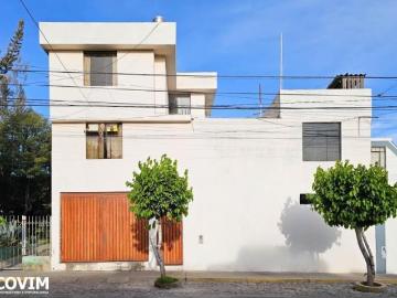 Casa en Venta en José Luis Bustamante y Rivero – Urb. Puerta Verde