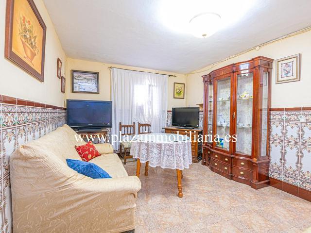 Casa en venta en Lucena, El Carmen La Barrera. CASA DE 3 HAB. ZONA C. ARCAS por 72.000 EUROS. Casas.