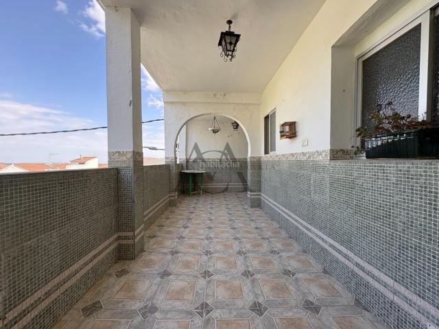 Casa en venta en Lucena, Jardín Lucena. Casa de 4 dormitorios con garaje, terraza y trastero en Zona Guardia Civil, Lucena. Casas.