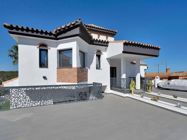 Casa en venta en La Alcaidesa. Villa en primera linea de La Alcaidesa impresionantes vistas se centran en el Faro de La Alcaidesa. Casas La.
