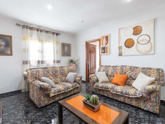 Casa en venta en Láchar. Una propiedad única en Láchar dos viviendas, locales con rentabilidad y un sinfín de posibilidades. Casas.