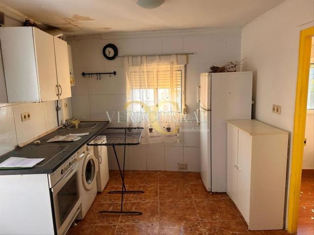 Casa en venta en Langreo, Lada. Casa de aldea para reformar en el centro de Asturias. Casas.