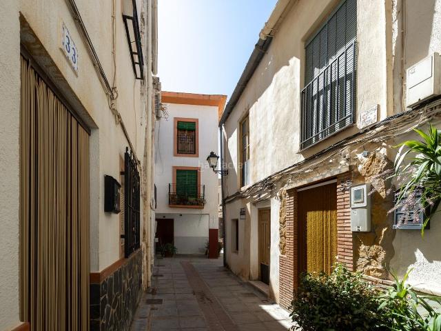 Casa en venta en Lanjarón. Casa de pueblo con terraza y jardín en el centro de Lanjarón Gran potencial. Casas.
