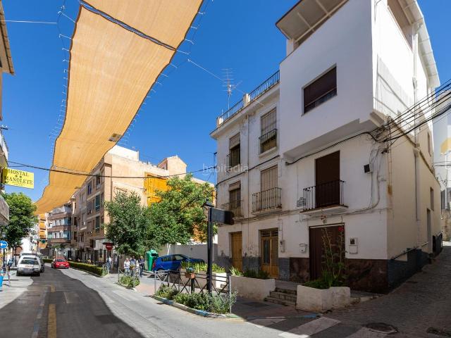 Casa en venta en Lanjarón. Casa para reformar en el centro de Lanjarón con gran potencial de inversión. Casas.