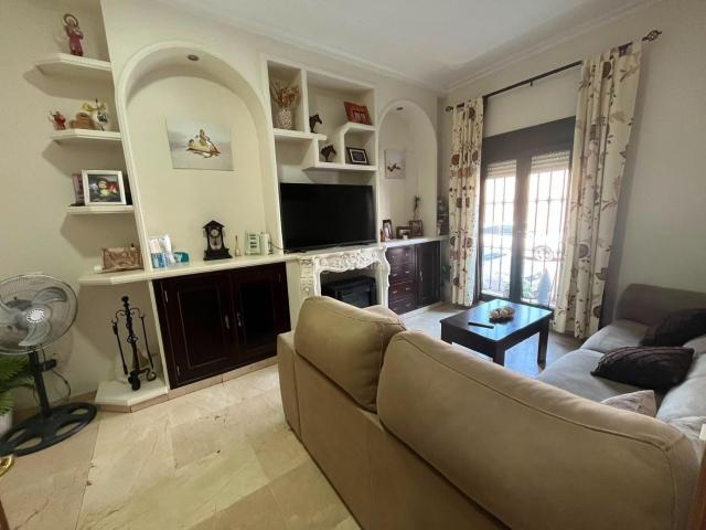 Casa en venta en Lantejuela La. Excelente vivienda familiar con chimenea, patio y terraza en La Lantejuela. Casas Lantejuela.