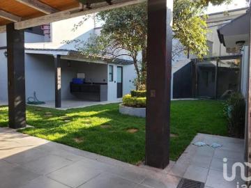 Casa en Venta en las Ánimas con Albera y jardines, cochera para 6 autos