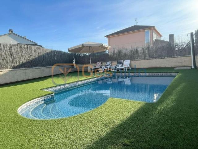 Casa en venta en Lastrilla La. ESPECTACULAR CHALET INDIVIDUAL en el SOTILLO Segovia con PISCINA, GARAJE y JARDÍN PRIVADO. Casas Lastrilla.