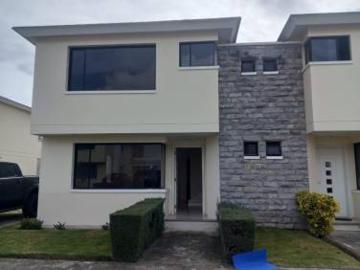 Casa en Venta en Latacunga Sector Locoa Conjunto La Pampa
