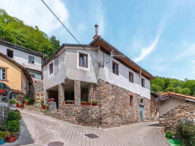 Casa en venta en Laviana. CASA DE PIEDRA CON ENCANTO, TEJADO NUEVO Y FINCA EDIFICABLE EN EL MERUXAL LAVIANA. Casas.