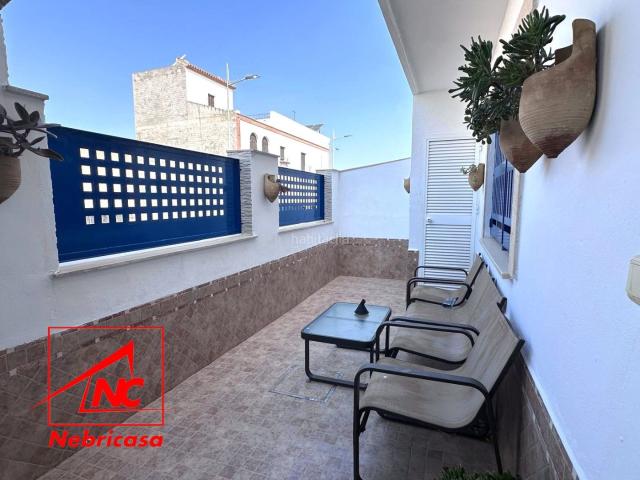 Casa en venta en Lebrija. AMPLIA UNIFAMILIAR CON COCHERAAmplia vivienda unifamiliar de 125 m construidos, con 4 habitaciones, vestidor independiente, patios. Casas.