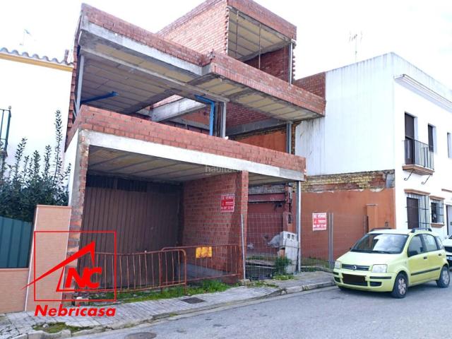 Casa en venta en Lebrija. Vivienda unifamiliar en reforma integralConstruidos 723 m Solar 469 mDistribuciónPlanta baja Garaje de gran capacidad, almacén, a. Casas.