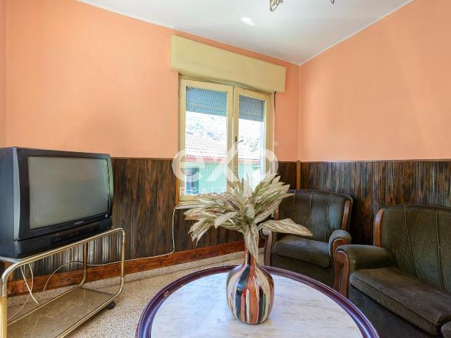 Casa en venta en Lena. CASA INDEPENDIENTE EN LENA LUMINOSA Y CON GRANDES POSIBILIDADES DE REFORMA. Casas.