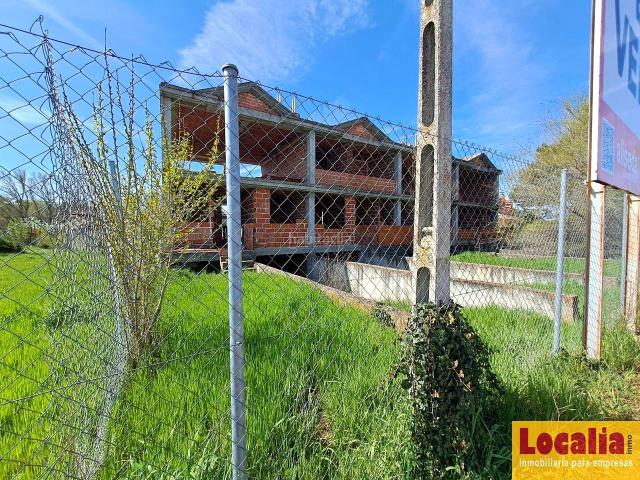 Casa en venta en Lerma. Obra parada a precio inigualable en Lerma, Burgos. Casas.