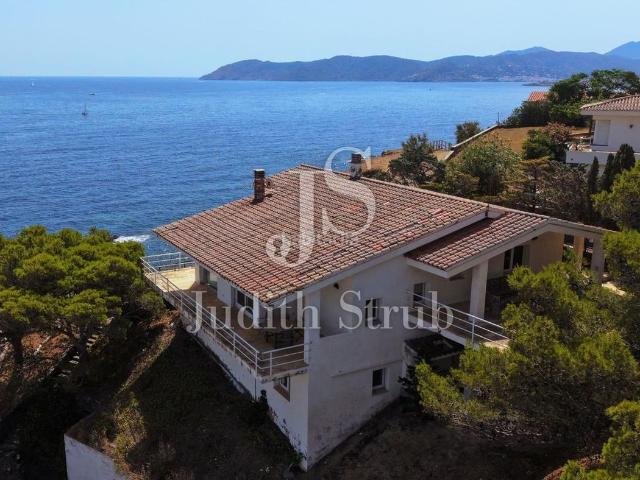 Casa en venta en Llançà, Carboneres La Farella Costa Brava. Privilegiada ubicación frente al Mar Mediterráneo, para disfrutar de vistas panorámicas únicas. Casas.