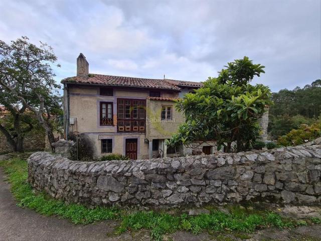 Casa en venta en Llanes, Celorio Poó Parres. Casa de tipología asturiana con jardín y cuadra. Casas.