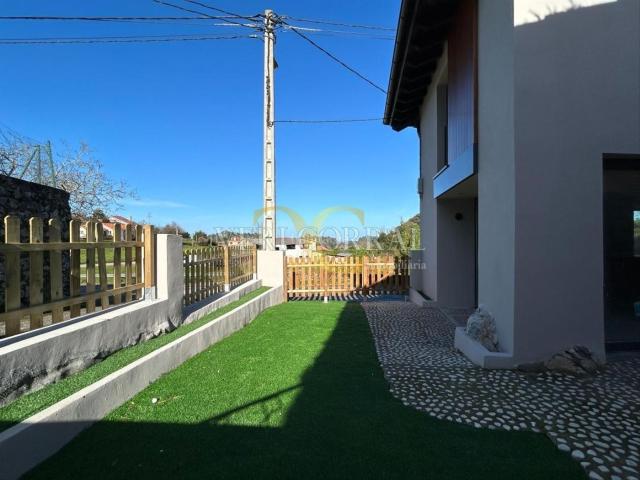 Casa en venta en Llanes, Celorio Poó Parres. Estrene casa con jardín y barbacoa en Parres, Llanes. Casas.