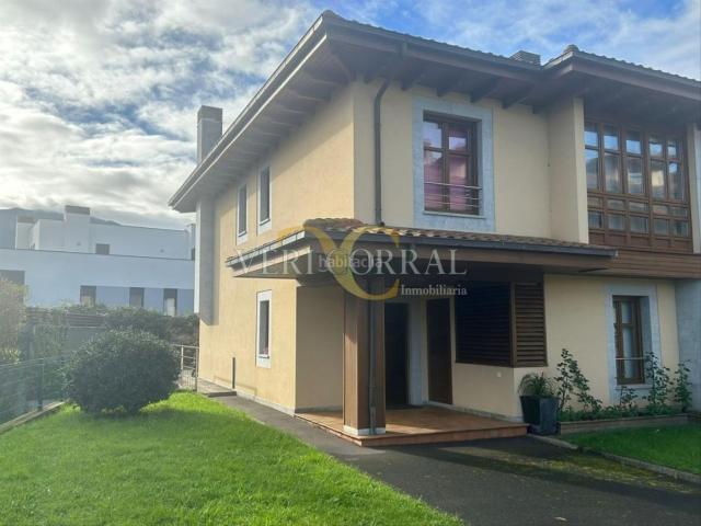 Casa en venta en Llanes, Llanes Pueblo. Exclusivo chalet pareado con jardín en el centro de Llanes. Casas.