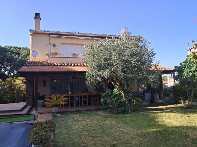 Casa en venta en Llagostera. Casa unifamiliar aislada con piscina en MontRei, Llagostera. Casas.