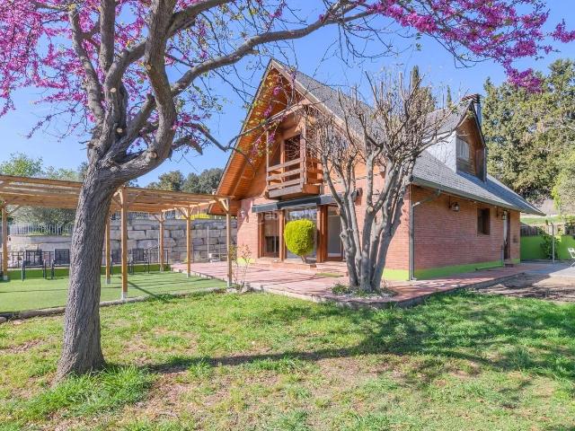 Casa en venta en Lliçà d´Amunt. Una casa donde el jardín entra en el salón y la vida se disfruta sin prisa. Casas Lliçà.
