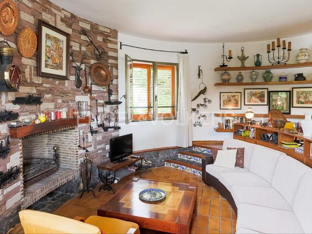Casa en venta en Llíria, Urbanizaciones. Original chalet urbano con piscina y pista de tenis. Casas.