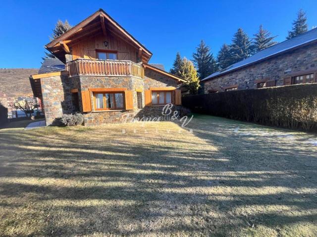 Casa en venta en Llívia Pirineos. CHALET EN LLIVIA CON JARDIN PRIVADO. Casas.