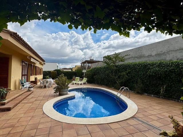 Casa en venta en Llorenç del Penedès, de 126 m² 4 habitaciones por 393.750