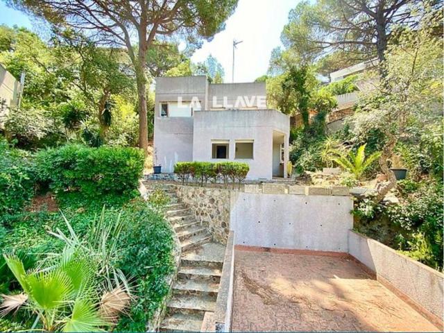 Casa en venta en Lloret de Mar, Canyelles Costa Brava. Casa con 4 hab. 2 baños garaje 26 m2 y terreno 615m2. Casas Lloret de.