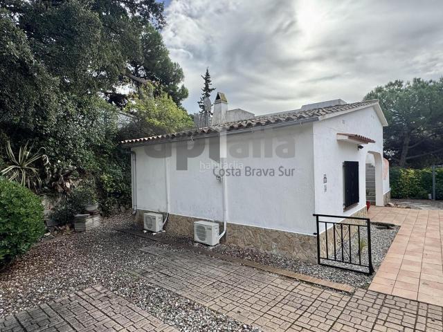 Casa en venta en Lloret de Mar, Canyelles Costa Brava. CASA REFORMADA CON JARDÍN, SOLÁRIUM CON VISTAS AL MAR Y A SOLO 1 KM DE CALA CANYELLES!. Casas Lloret de.